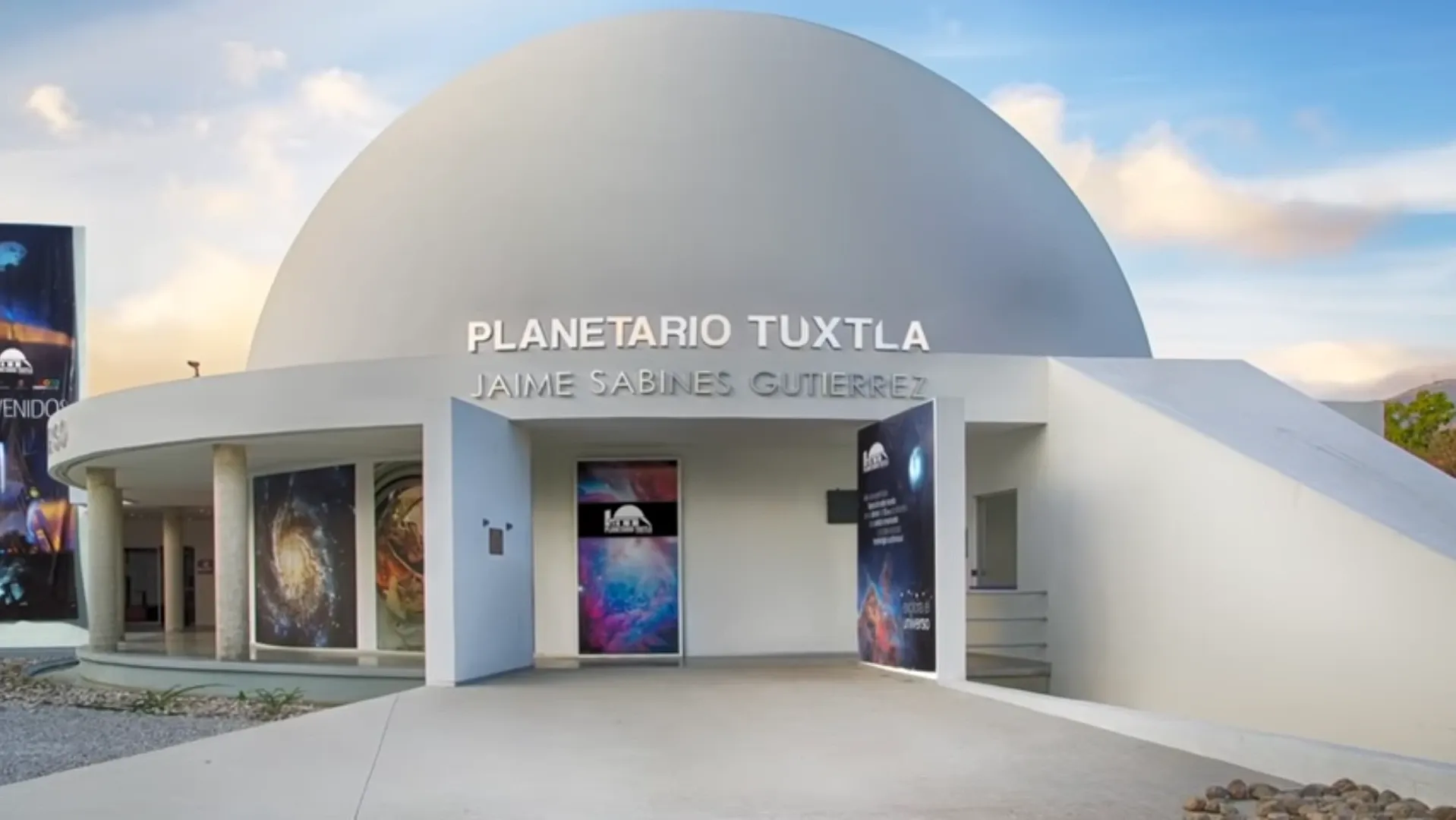 Planetario Tuxtla visto desde frente en el exterior