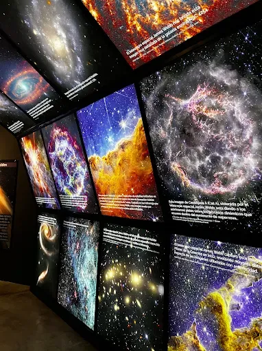 Presentaciones informativas de costado derecho en el interior del Planetario Tuxtla