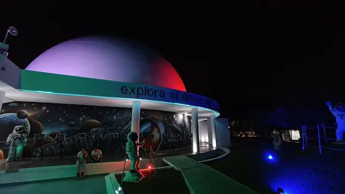 Planetario Tuxtla visto desde el costado izquierdo de noche