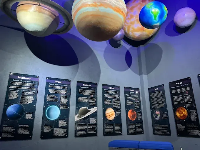 Planetas colgados en el interior del Planetario Tuxtla