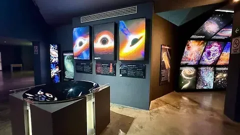Cuadros y presentaciones en el interior del Planetario Tuxtla